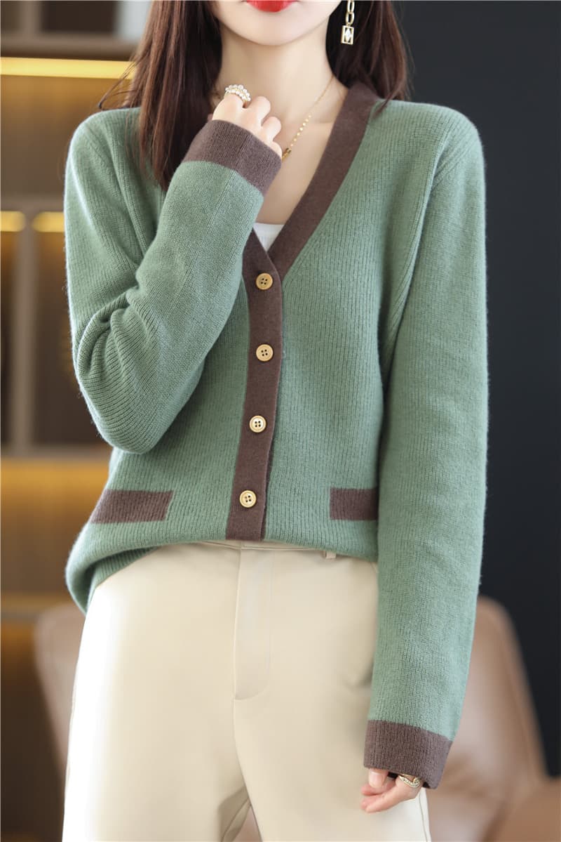 イエベ春/イエベ秋服 配色切替ボタン付深襟ニット・カーディガン