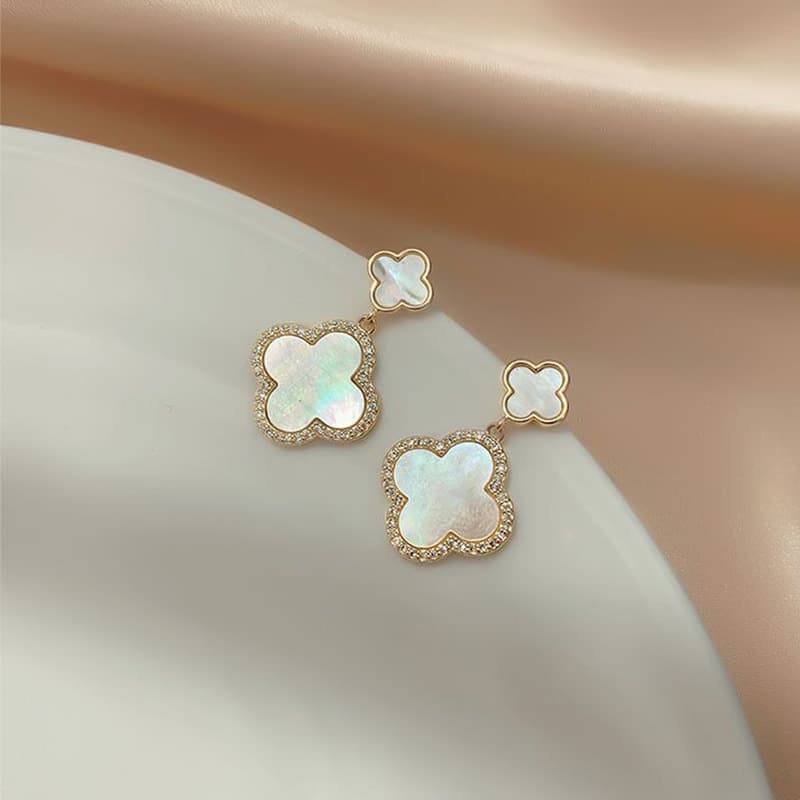 イエベ春服 四つ葉クローバー風ピアス 上品アクセサリー