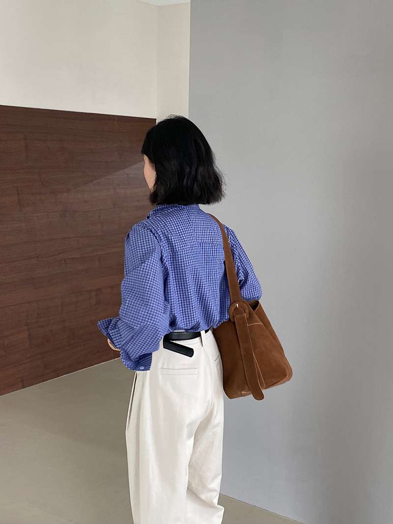 イエベ春/イエベ秋服 シャーリングタイ付きフェミニンブラウス