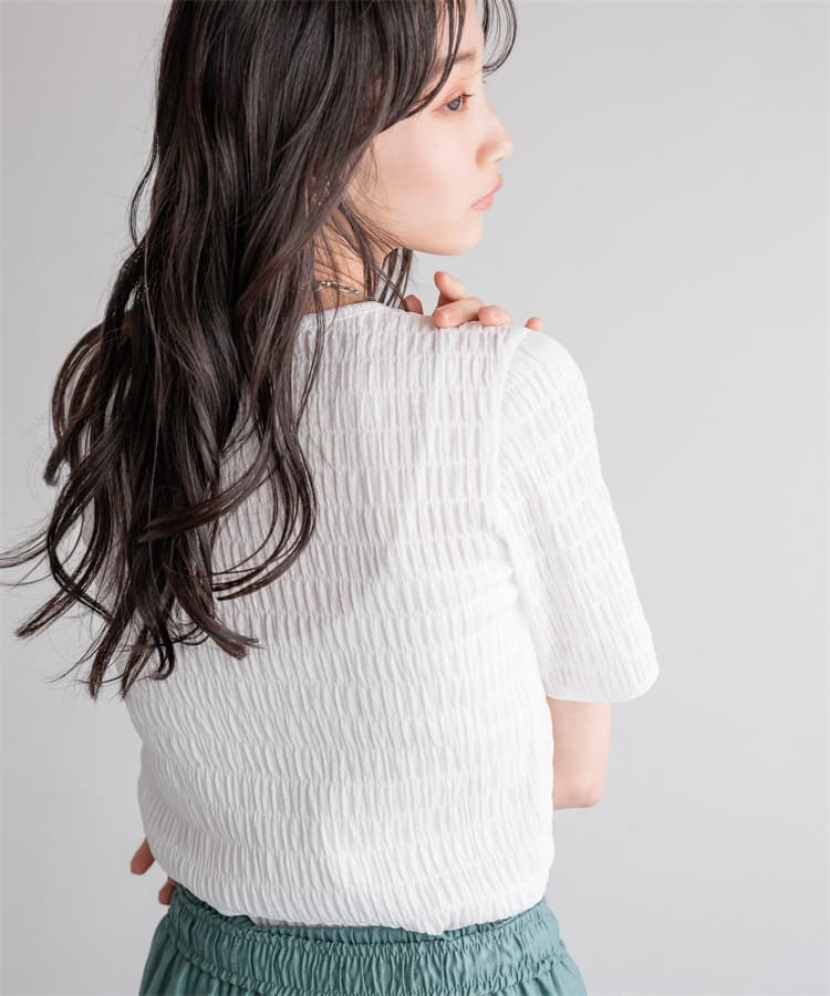 イエベ春/イエベ秋服 立体模様のシャーリングトップス