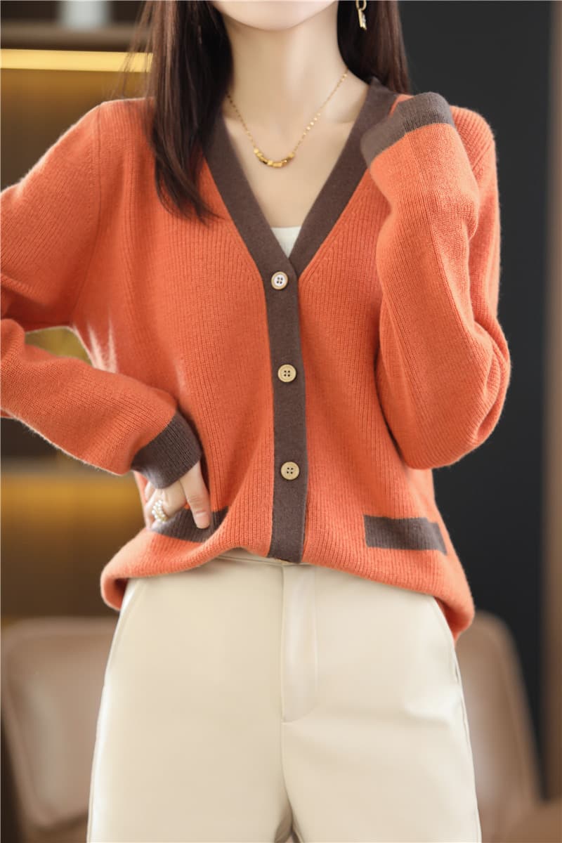イエベ春/イエベ秋服 配色切替ボタン付深襟ニット・カーディガン