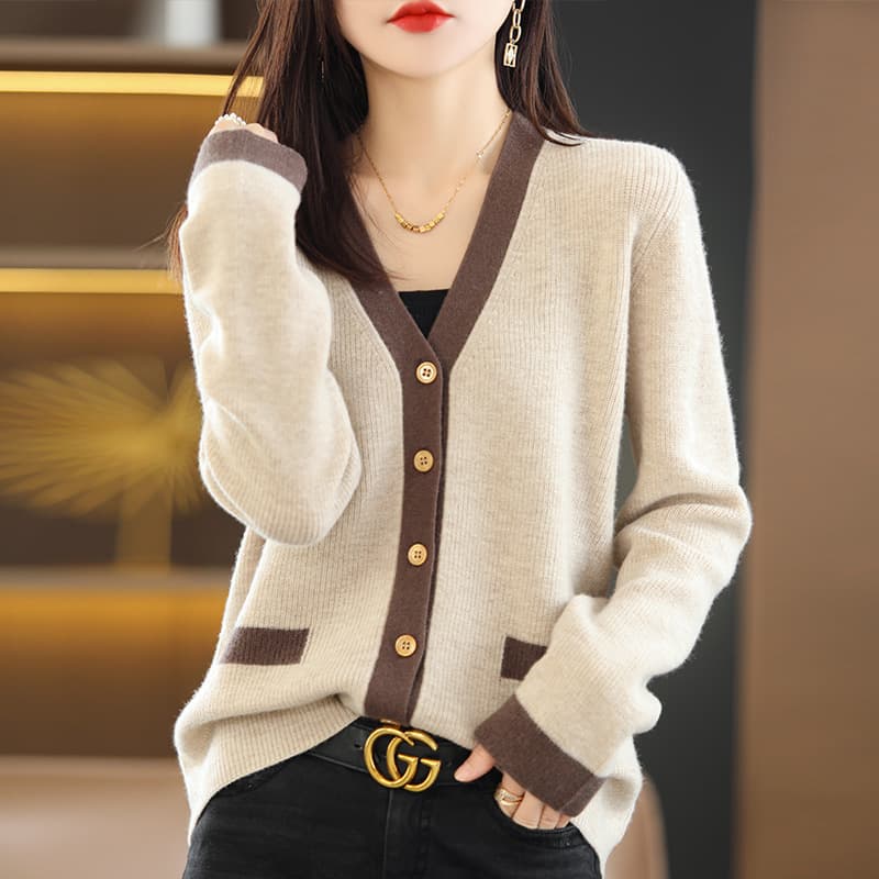 イエベ春/イエベ秋服 配色切替ボタン付深襟ニット・カーディガン