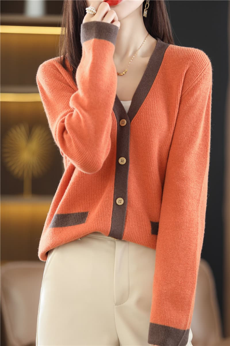 イエベ春/イエベ秋服 配色切替ボタン付深襟ニット・カーディガン