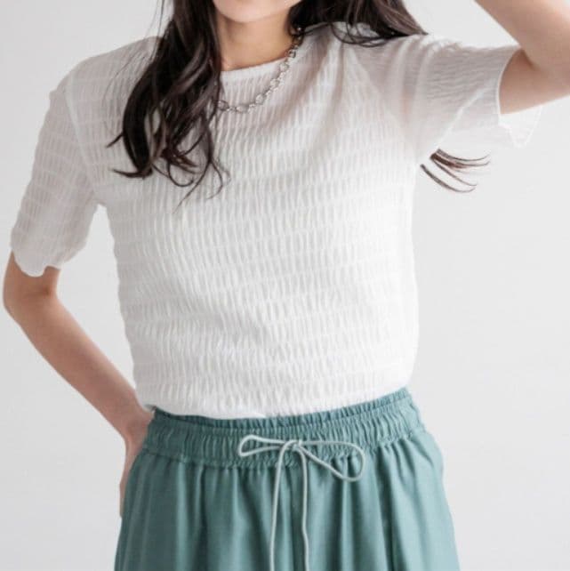 イエベ春/イエベ秋服 立体模様のシャーリングトップス